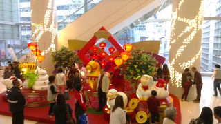 地下鉄直結のショッピングセンター