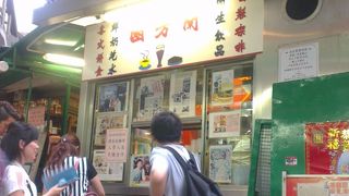 ミルクティーの有名店、混雑してました