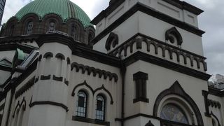 厳かな雰囲気の教会