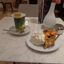 アップルパイとフレッシュミントティー