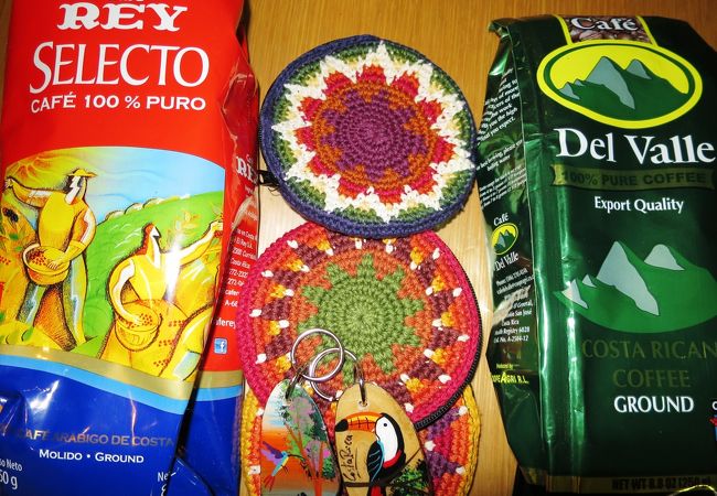 コスタリカで最安値に近いお土産屋さん街／民芸品市場