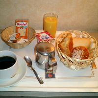 朝ごはんは部屋に運んでくれます、結構Good