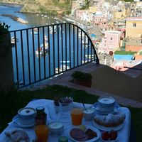 中庭での朝食は素敵です。