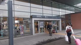 台北桃園国際空港最寄り駅　台北駅から新幹線で１０分ちょっと、バスで１５分程度かかります。