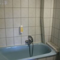 バスルームはバスタブがあって広々。お湯の出もバッチリです。