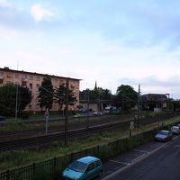 ベランダからの眺望。線路沿いの閑静な住宅街といった感です。