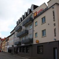 ホテルの外観はこんな感じ。内装と同じく小奇麗な印象です。