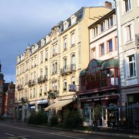 ホテルから旧市街の方へ歩いて行くと、こんな重厚な街並みが。