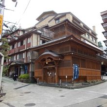 温泉街にあります。