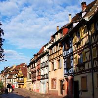 旧市街にはこんな木骨造の家々や・・・。