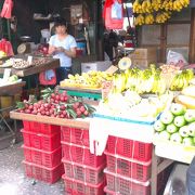 地元密着の市場通り。野菜・果物など売ってます