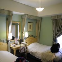 客室はレトロカワイイ系というかフランス女子の部屋のイメージ