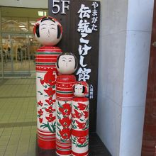 ビル1階の案内看板