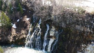 ブルーリバーと滝の眺めが良い