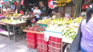 地元密着の市場通り。野菜・果物など売ってます