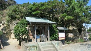 岩と祠