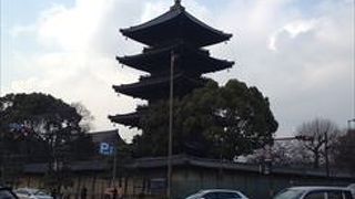 ここは、真言宗の根本道場で、東寺真言宗の総本山でもあります。山号は八幡山で、本尊は薬師如来です。