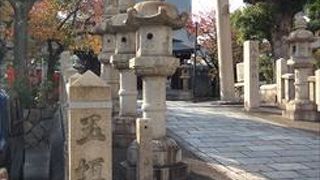 境内、入り口付近には、年間の祭事に関する案内が石碑で作られています。