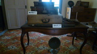 応接間の椅子は重厚な作りをしています