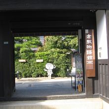 大きな門から施設に入ります