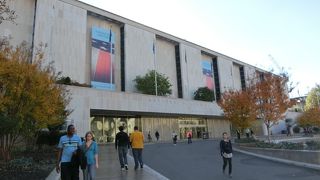 ホワイトハウスの関連展示が充実。ミュージアムショップも大きくお土産選びにもおすすめ。