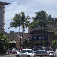 店は、メーシーズがある駐車場のそばにあります。