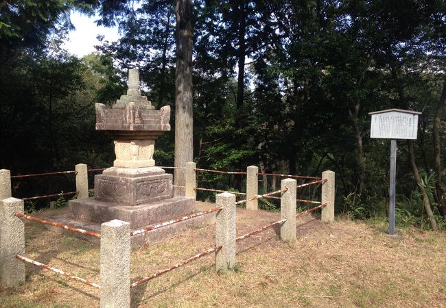 西光寺跡の宝篋印塔