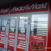 この電気屋さんの前を直進し、エレベーターでホテル前に出ます