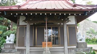 昼でも暗いパワースポット・周りの住宅地との落差がすごい