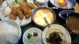 どでかいエビフライ　居酒屋のようなメニュー