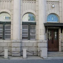 銀行の正面からの写真です