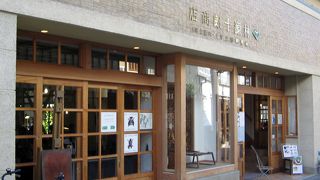 美観地区の裏側にある隠れた観光通りでもある本通り商店街にあります