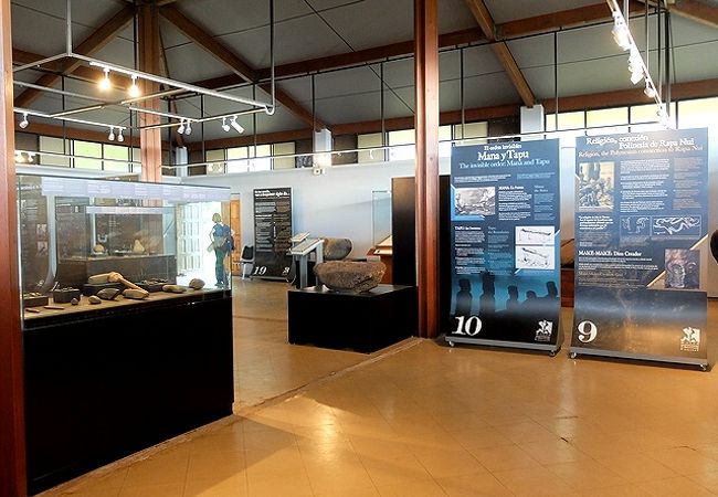 別名はイースター島博物館。イースター島の珍しい文物展示が見られます。