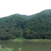 最上川の対岸に高瀑がかかっています