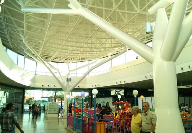 カナイマへの玄関港の一つ・プエルト・オルダスにある巨大ショッピングモール