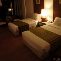 写真には写りませんが、臭いんですよ。前の客の体臭残る部屋です