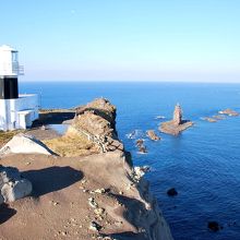 神威岬灯台と神威岩