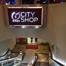 ホテルのエスカレーターを降りれば入口です