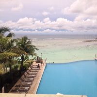 ロビーから海とプール、教会が見えます