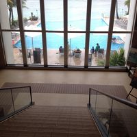 ロビーから階段を下りるとプールがあります