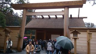 雨にもかかわらず多くの観光客が！