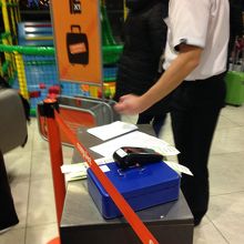 出発ゲートで持込手荷物のサイズの確認があります。