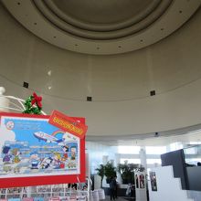 展望室内、天井ドーム・お土産、レストラン