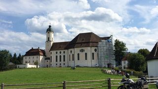 広い牧場にポツンと素朴な建物