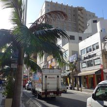 国際通りの椰子の木とJALシティホテル