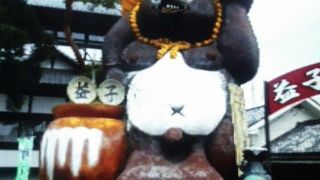 大きなタヌキがお出迎え