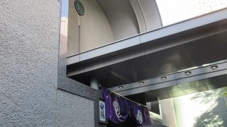 新宿都心ビル群の中の寺院