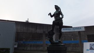 庄川出身の彫刻家の作品を展示