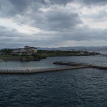 桜島港より桜島マグマ温泉を眺める