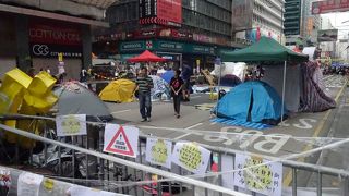 デモで封鎖されていました。